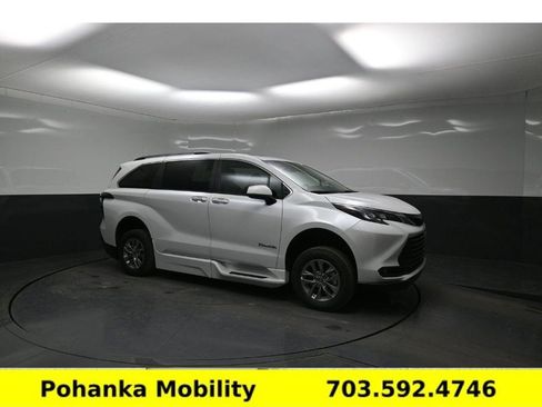Used 2026 Toyota Sienna XLE FWD image 7