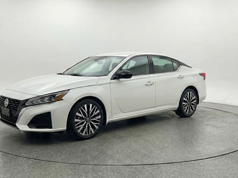 Used 2025 Nissan Altima 2.5 SV image 3