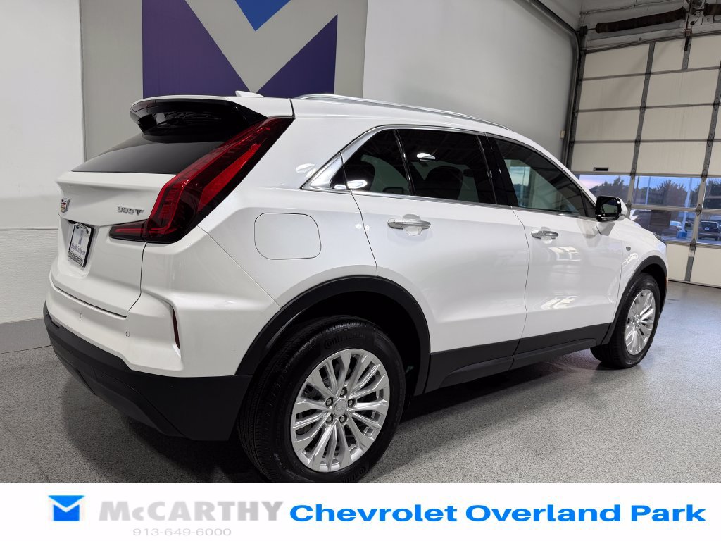 Used 2024 Cadillac XT4 Luxury w/ Cold Weather Package FWD image 5