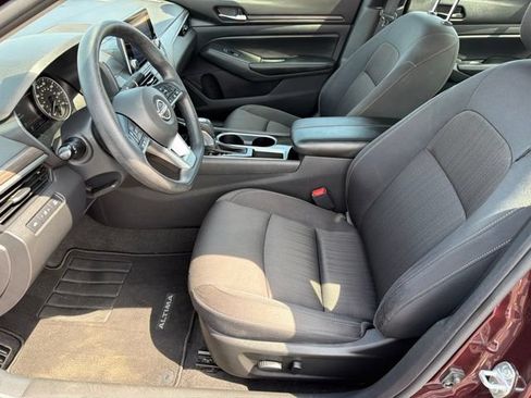 Used 2024 Nissan Altima 2.5 SV FWD image 11