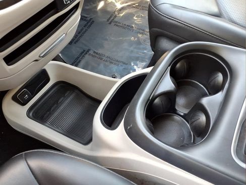 Used 2023 Chrysler Pacifica Touring-L FWD image 9