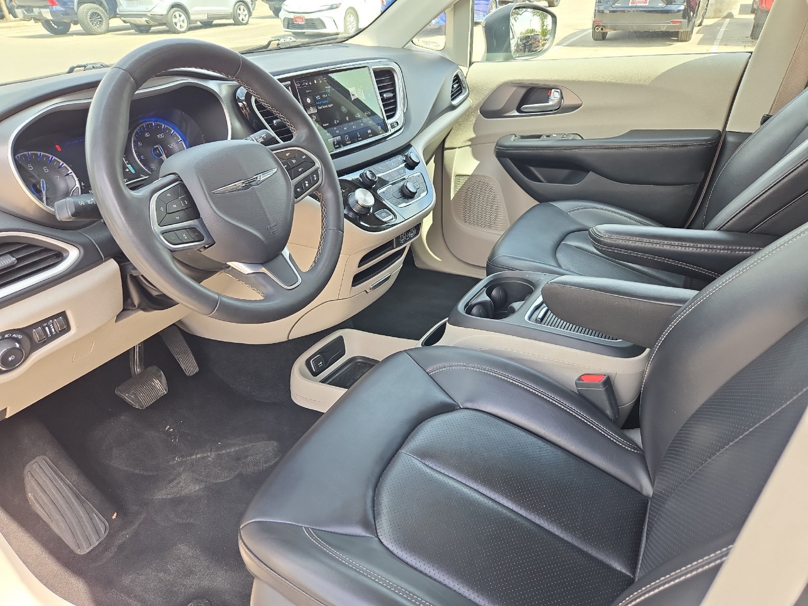 Used 2023 Chrysler Pacifica Touring-L FWD image 9