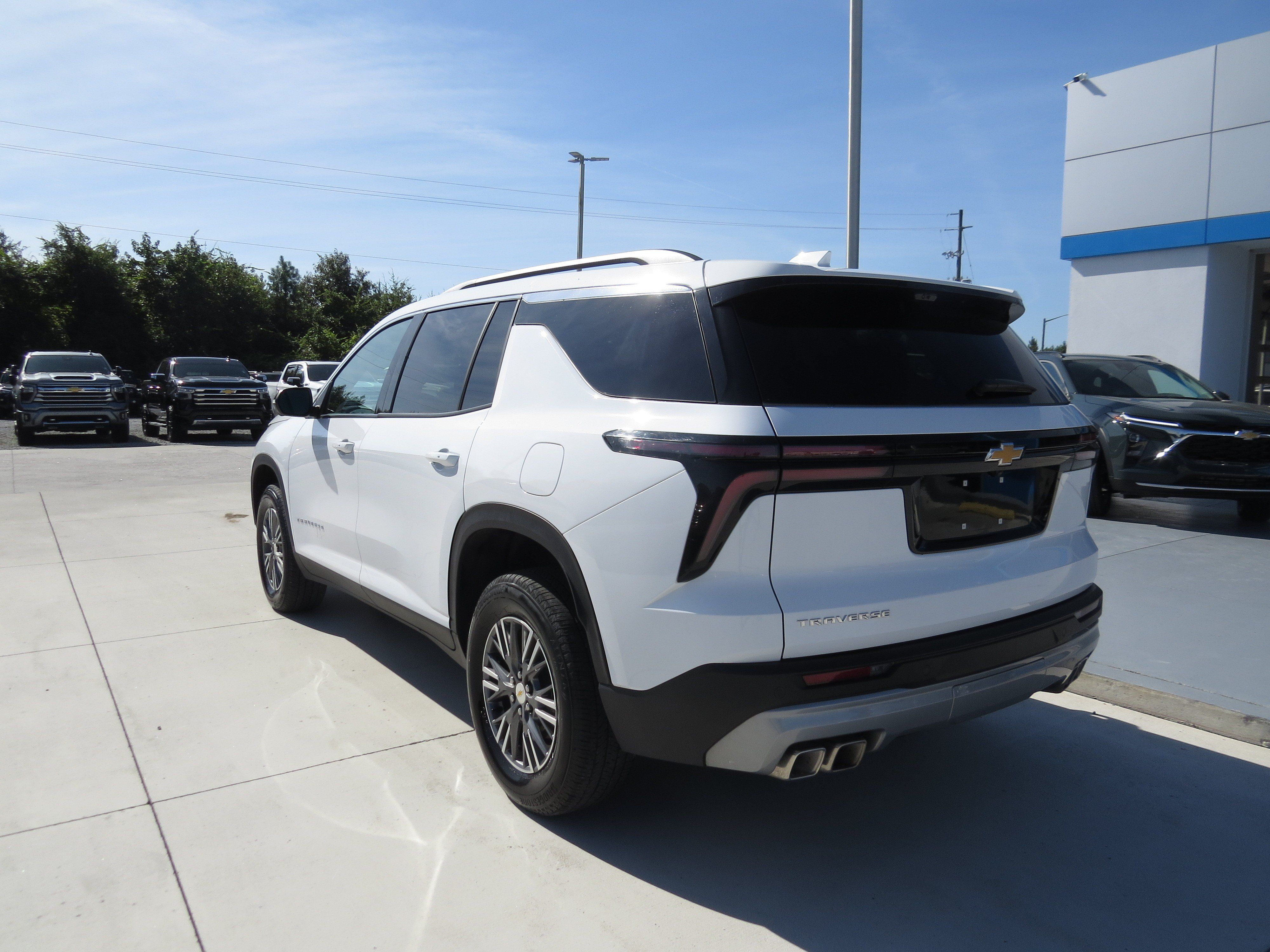 Used 2026 Chevrolet Traverse LT w/ Driver Confidence Package FWD image 24