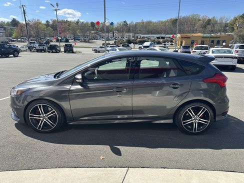 Used 2018 Ford Focus ST FWD image 6