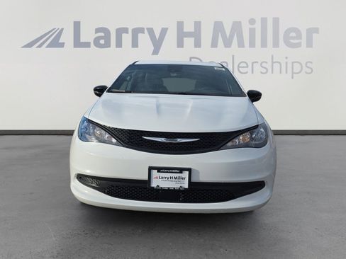 New 2026 Chrysler Voyager LX image 9