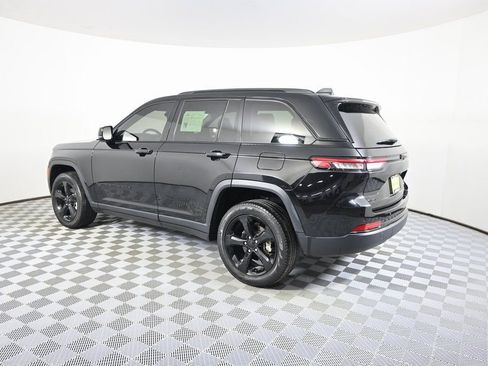 Used 2023 Jeep Grand Cherokee Limited w/ Black Appearance Package image 4