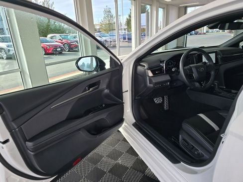 Used 2025 Toyota Camry SE image 20