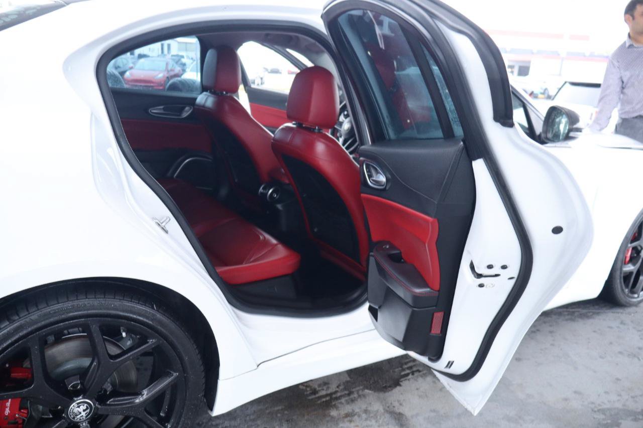 Used 2019 Alfa Romeo Giulia w/ Quick Order Package 22K Sport RWD image 35