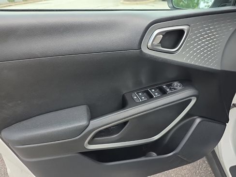Used 2025 Kia Soul LX w/ LX Technology Package FWD image 11