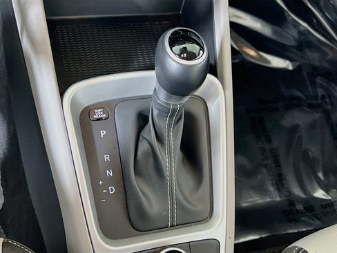 Used 2023 Hyundai Venue SEL FWD image 16