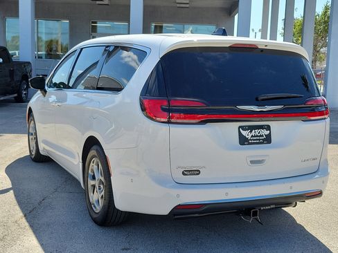Used 2024 Chrysler Pacifica Limited w/ Uconnect Theater Family Group image 3