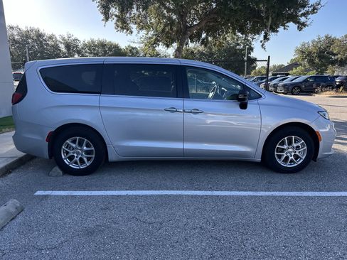 Used 2024 Chrysler Pacifica Touring-L FWD image 10
