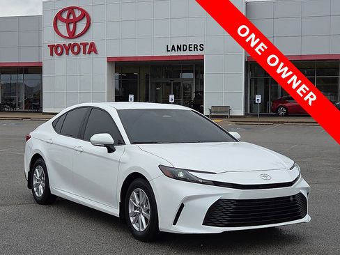 Used 2025 Toyota Camry LE image 1