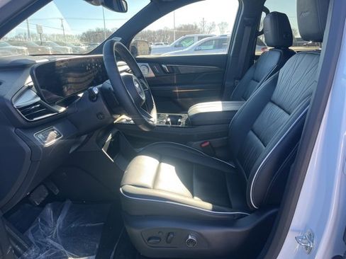 Used 2025 Buick Enclave Avenir image 11