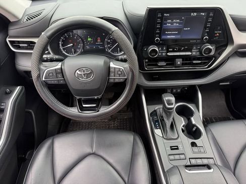 Used 2021 Toyota Highlander XLE AWD/4WD image 12