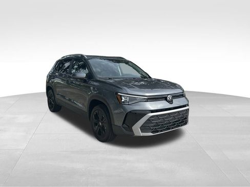 New 2025 Volkswagen Taos SE w/ Panoramic Sunroof Package image 2