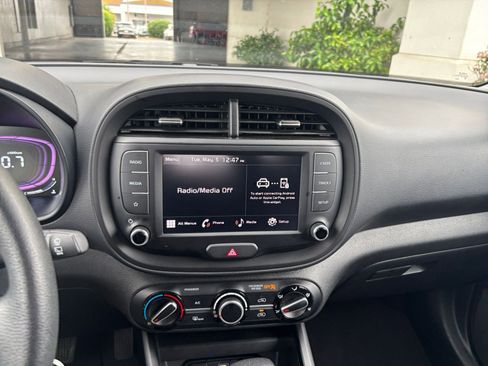 Used 2025 Kia Soul LX w/ LX Technology Package FWD image 20