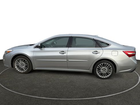 Used 2018 Toyota Avalon Limited image 2