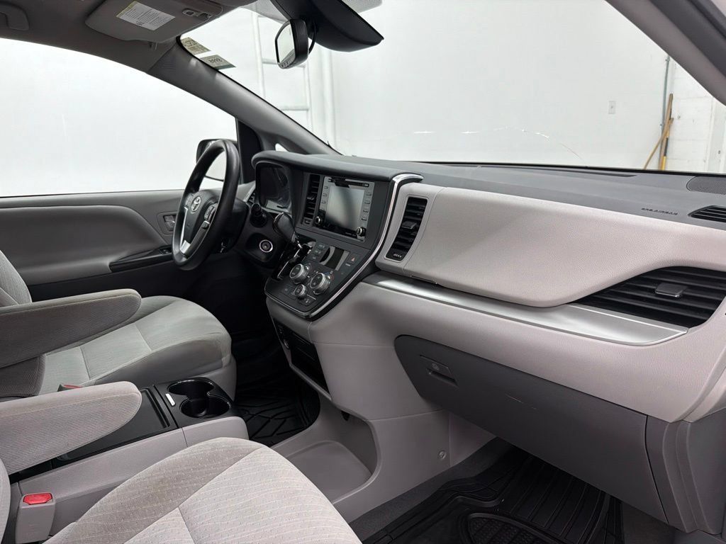 Used 2019 Toyota Sienna LE FWD image 33