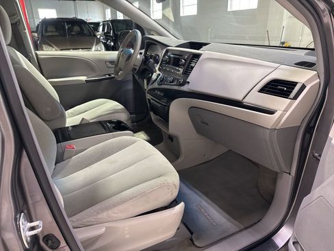Used 2011 Toyota Sienna LE w/ Towing Pkg image 35