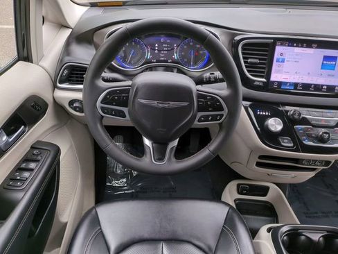 Used 2024 Chrysler Pacifica Touring-L image 16