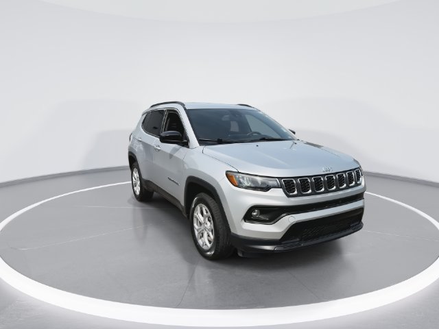 Used 2024 Jeep Compass Latitude AWD/4WD image 3
