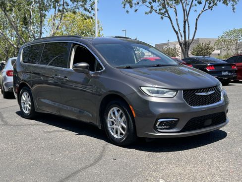Used 2022 Chrysler Pacifica Touring-L FWD image 5