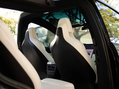 Used 2018 Tesla Model X 75D image 23