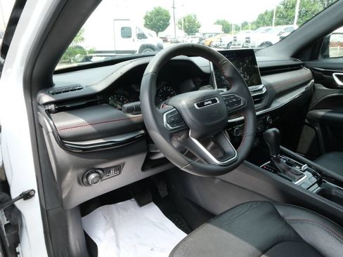 Used 2025 Jeep Compass Trailhawk AWD/4WD image 3