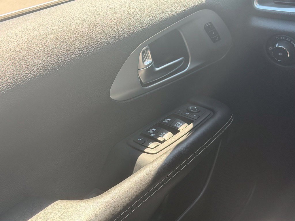 Used 2026 Chrysler Pacifica Limited FWD image 9