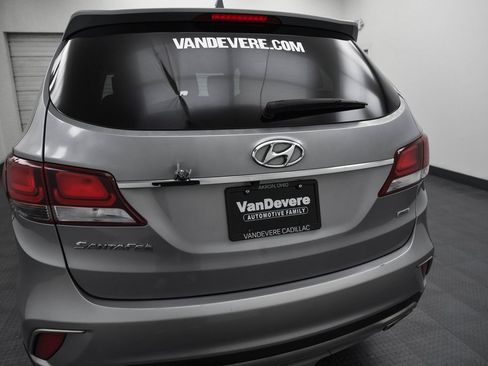 Used 2017 Hyundai Santa Fe SE image 5