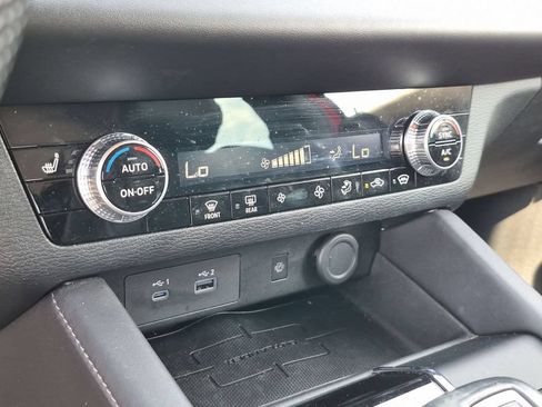 Used 2023 Mitsubishi Outlander 4WD Plug-In Hybrid image 22