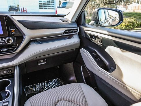 Certified 2023 Toyota Highlander LE image 6