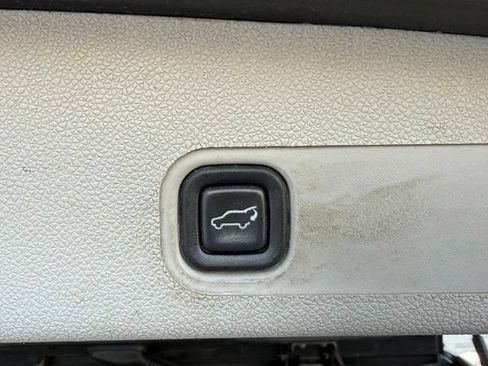 Used 2010 Chevrolet Tahoe LTZ AWD/4WD image 12