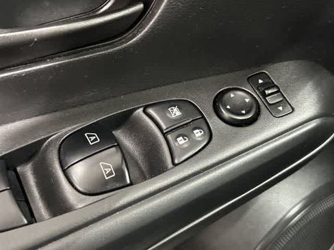 Used 2019 Nissan Kicks S FWD image 19