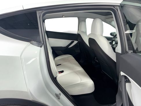 Certified 2021 Tesla Model Y Long Range AWD/4WD image 11