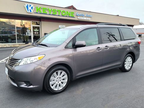 Used 2017 Toyota Sienna LE image 1