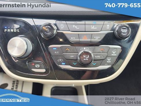 Used 2022 Chrysler Pacifica Touring-L FWD image 19