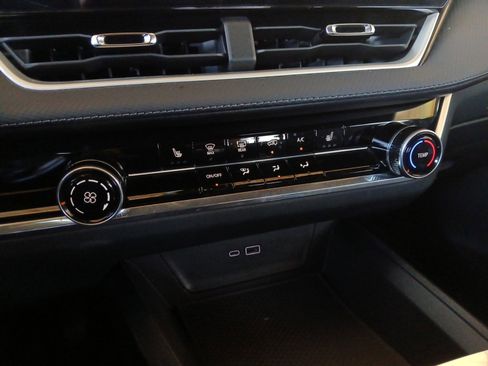 Used 2025 Chevrolet Equinox LT w/ Safety and Technology Package image 20