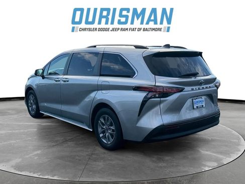 Used 2022 Toyota Sienna XLE image 4