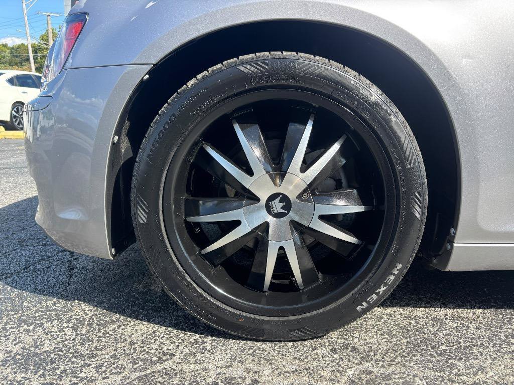 Used 2013 Chrysler 300 S RWD image 7