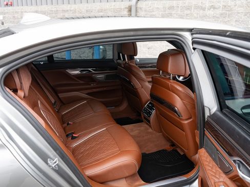 Used 2022 BMW 750i xDrive w/ Autobahn Package AWD/4WD image 35