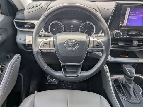 Used 2024 Toyota Highlander XLE FWD image 33