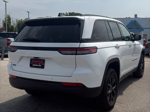 Used 2025 Jeep Grand Cherokee Altitude AWD/4WD image 5