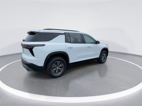 Used 2025 Chevrolet Traverse LT image 8