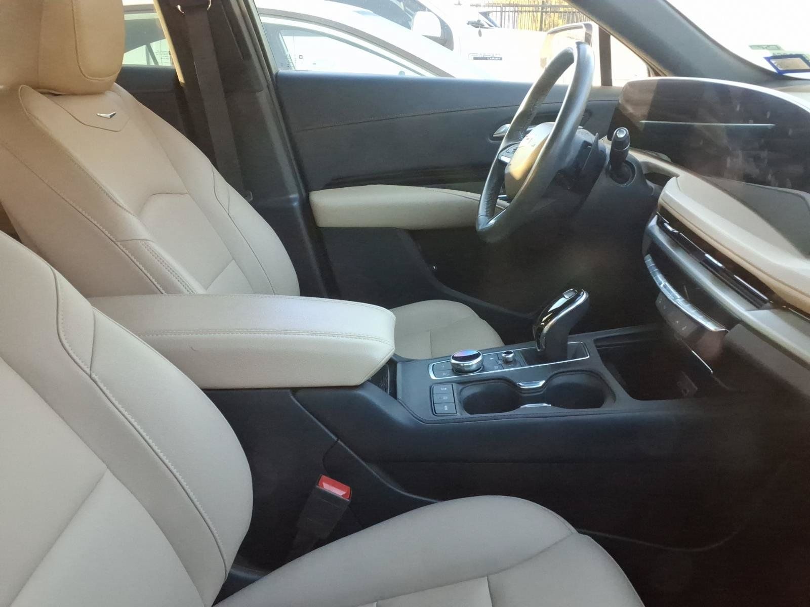 Used 2024 Cadillac XT4 Luxury w/ Cold Weather Package FWD image 8