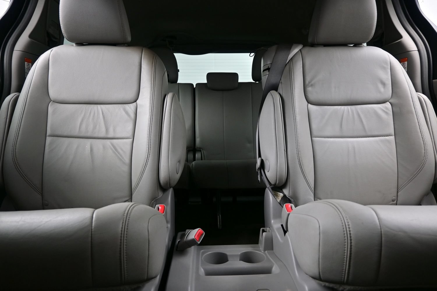 Used 2018 Toyota Sienna XLE Premium w/ Carpet Mat Package FWD image 19