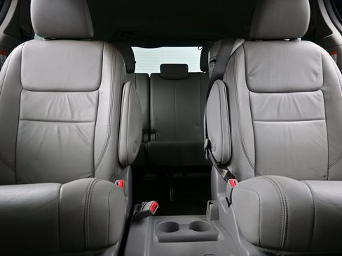 Used 2018 Toyota Sienna XLE Premium w/ Carpet Mat Package FWD image 19