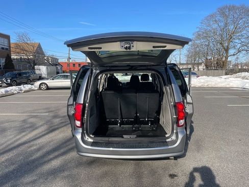 Used 2018 Dodge Grand Caravan SE w/ UConnect Hands-Free Group image 23