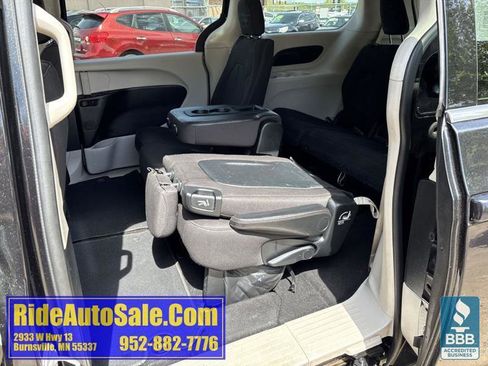 Used 2017 Chrysler Pacifica Touring w/ Tire & Wheel Group FWD image 30